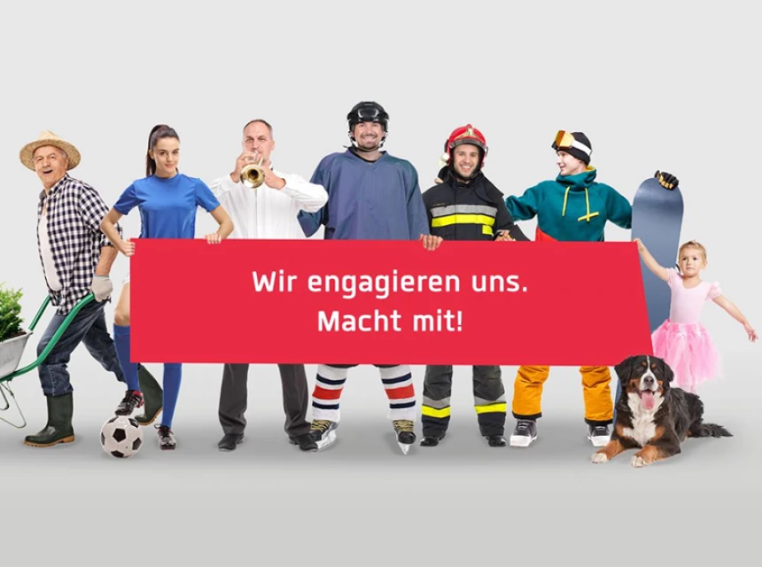 Gruppe von Menschen mit verschiedenen Tätigkeiten hält ein rotes Banner «Wir engagieren uns. Mach mit!» – benevol-jobs.